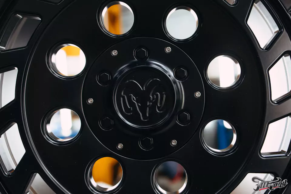 Кованые диски с бедлоками для RAM 1500 и фирменный шиномонтаж на стендах Hunter